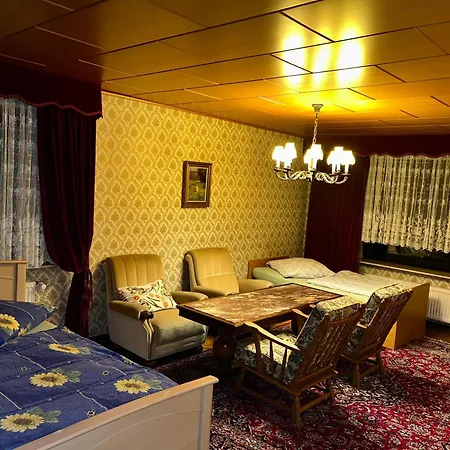 Alloggio in famiglia Wohngemeinschaft Mit 3 Privaten Zimmern, Jedes 2 Betten *