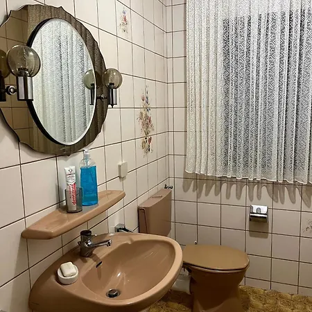 Wohngemeinschaft Mit 3 Privaten Zimmern, Jedes 2 Betten Alloggio in famiglia *